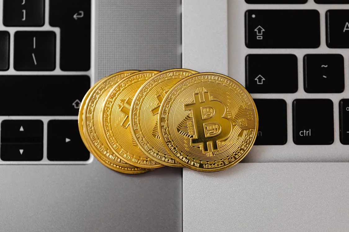Stack Bitcoin coins trên laptop - bảo vệ ví khỏi airdrop scam
