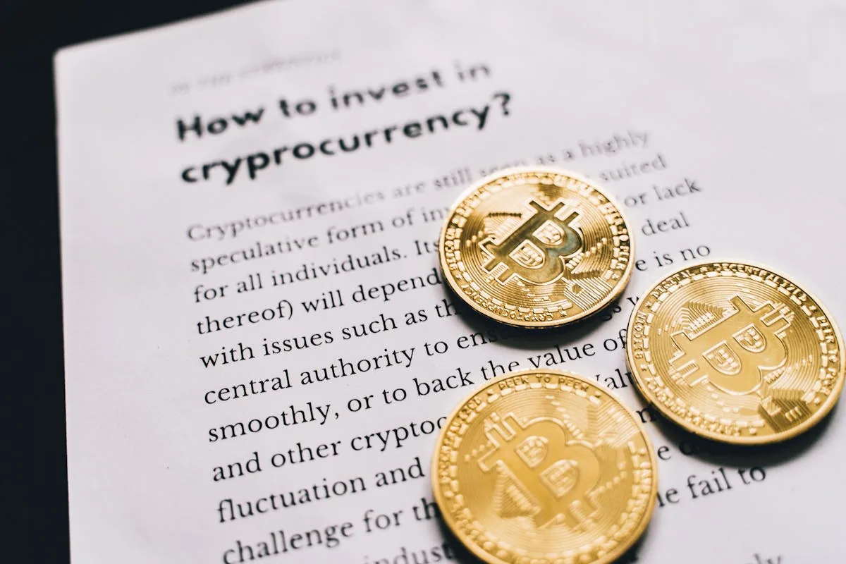 Đồng Bitcoin vàng trên tài liệu đầu tư crypto, minh họa APR trong staking và lending