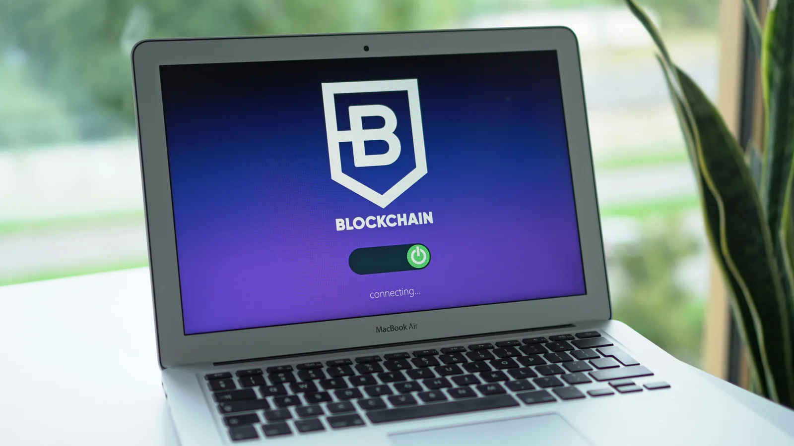 Laptop kết nối mạng blockchain — cơ chế đồng thuận phi tập trung
