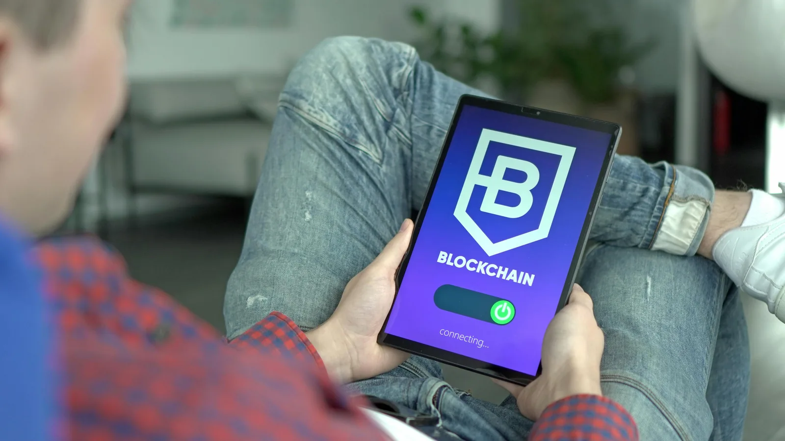 Người dùng blockchain trên tablet — ứng dụng public, private và consortium blockchain