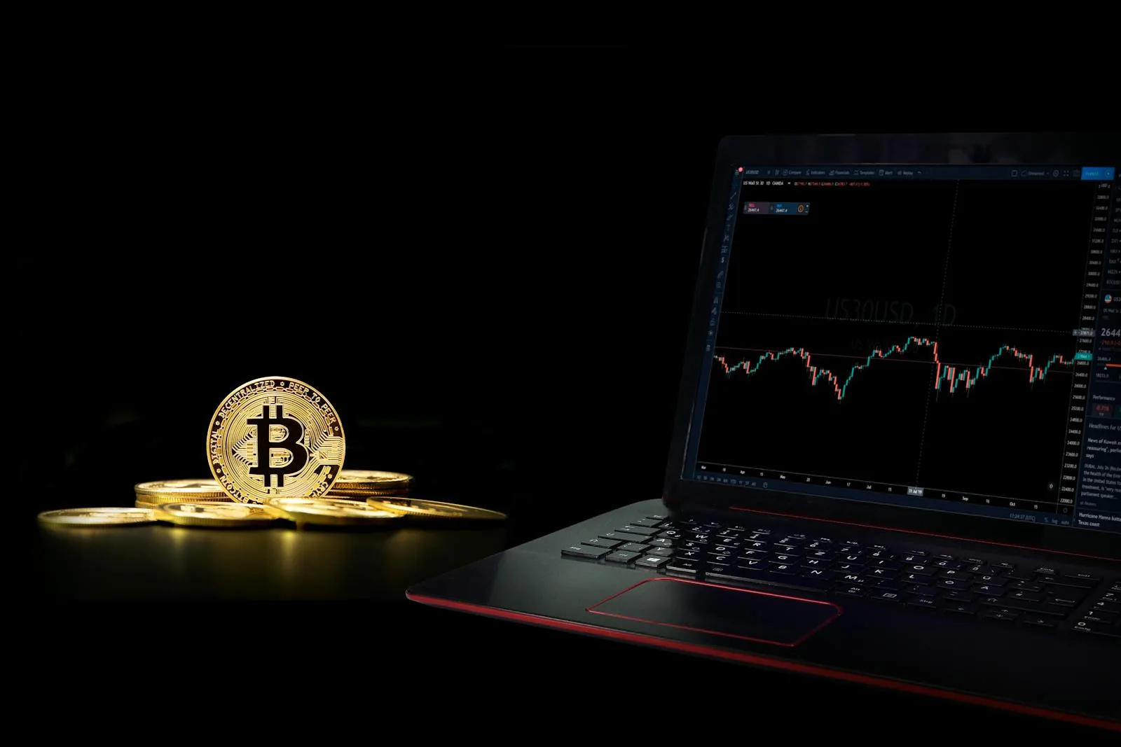 Đồng Bitcoin vàng bên laptop biểu đồ tượng trưng cho top CEX Binance Bybit OKX