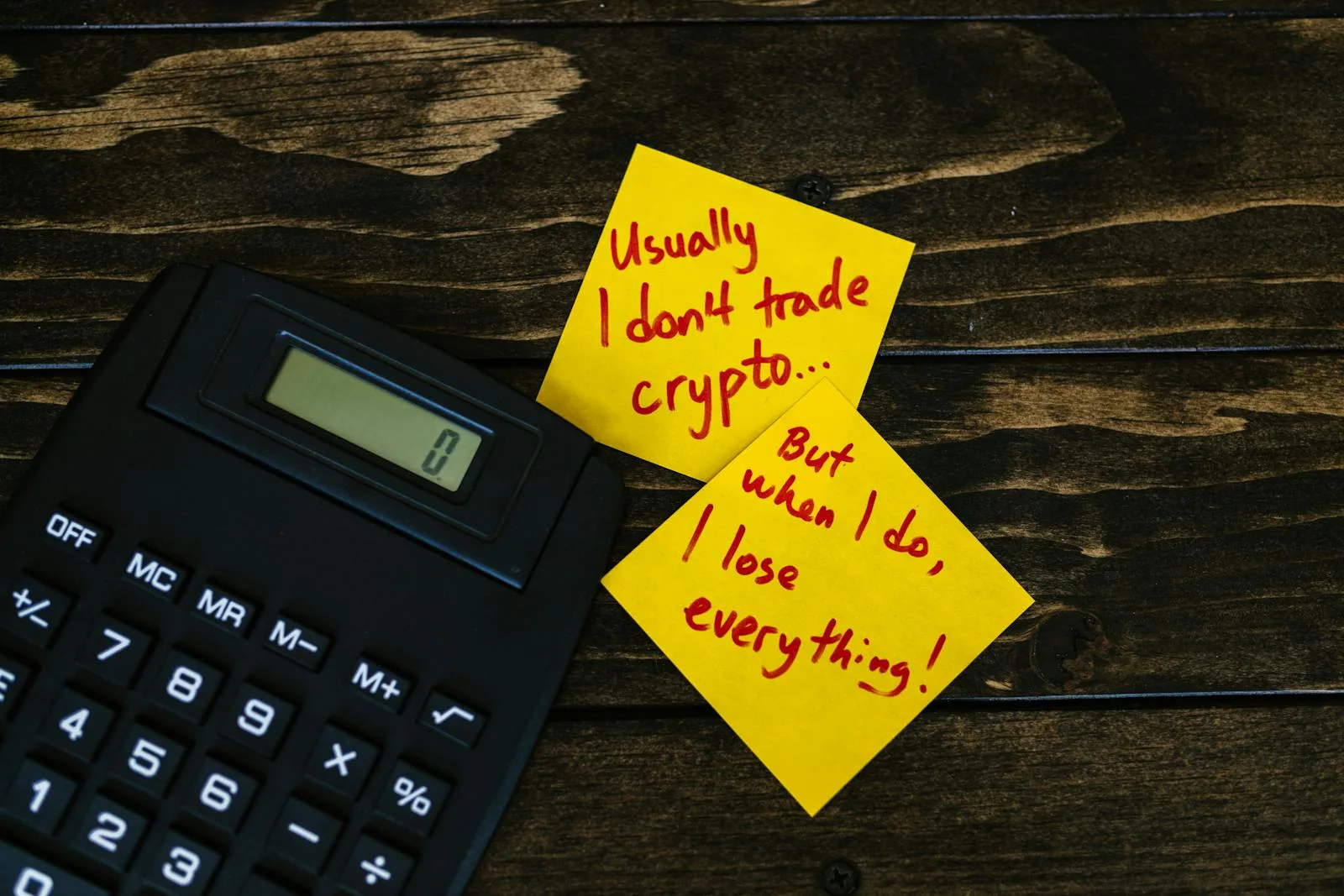 Ghi chú crypto trading bên máy tính tượng trưng cho ưu nhược điểm sàn CEX