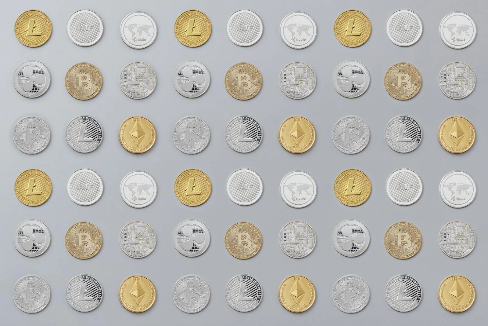 Nhiều đồng coin crypto Bitcoin Ethereum Litecoin Ripple xếp thành lưới trên nền xám