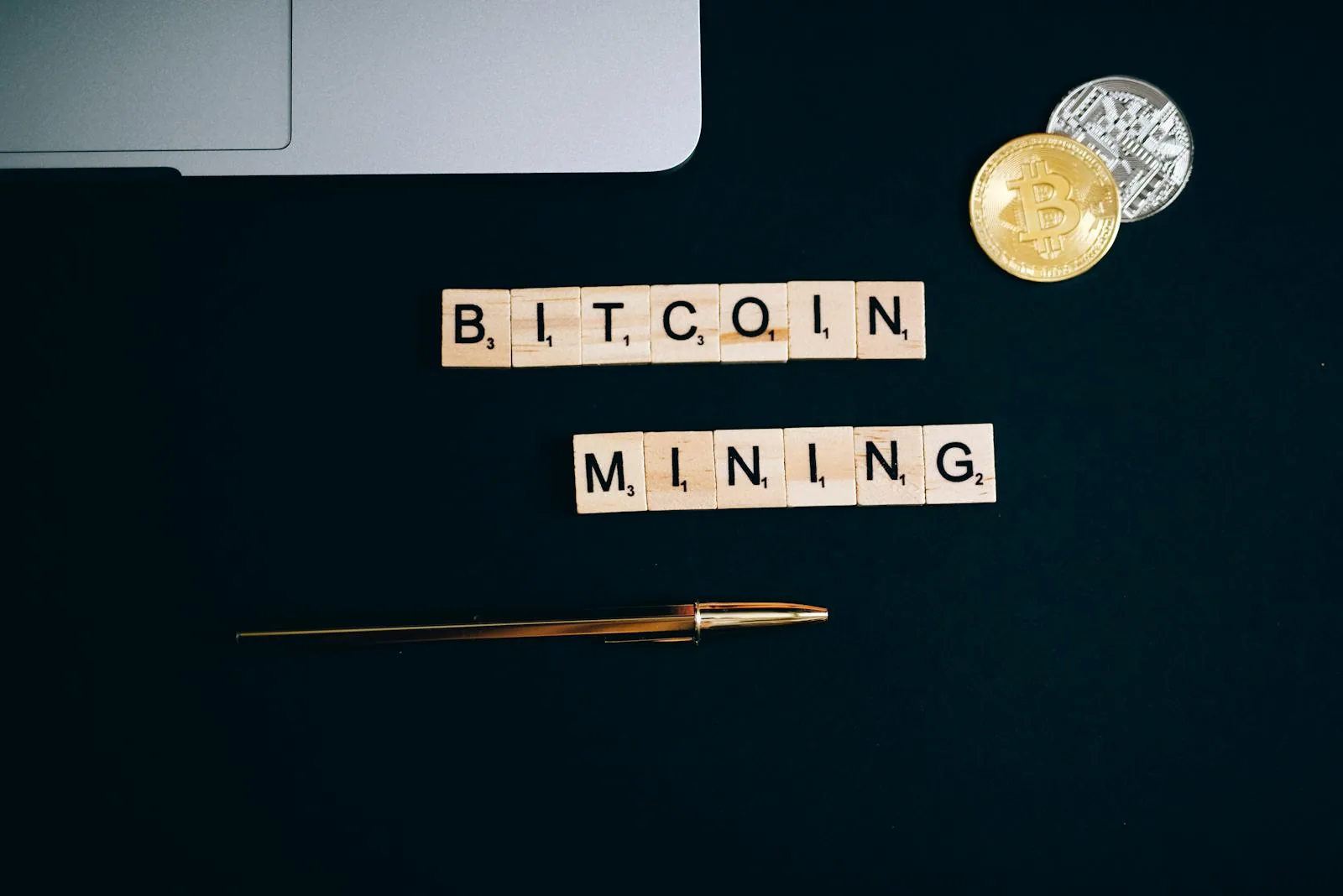 Chữ BITCOIN MINING bằng ô chữ gỗ và đồng coin vàng bạc trên nền đen tượng trưng cho top coin theo vốn hóa