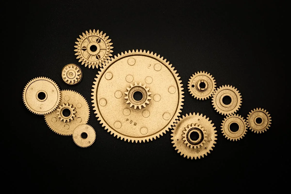 Smart contract mechanics - bánh răng vàng trên nền đen