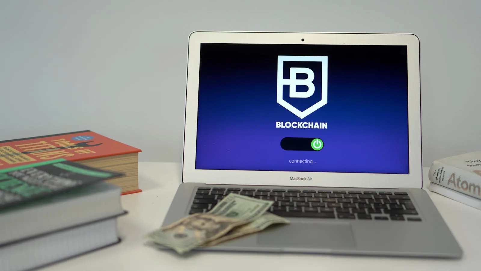 MacBook blockchain app connecting tượng trưng cho cơ chế Byzantine và consensus mechanism