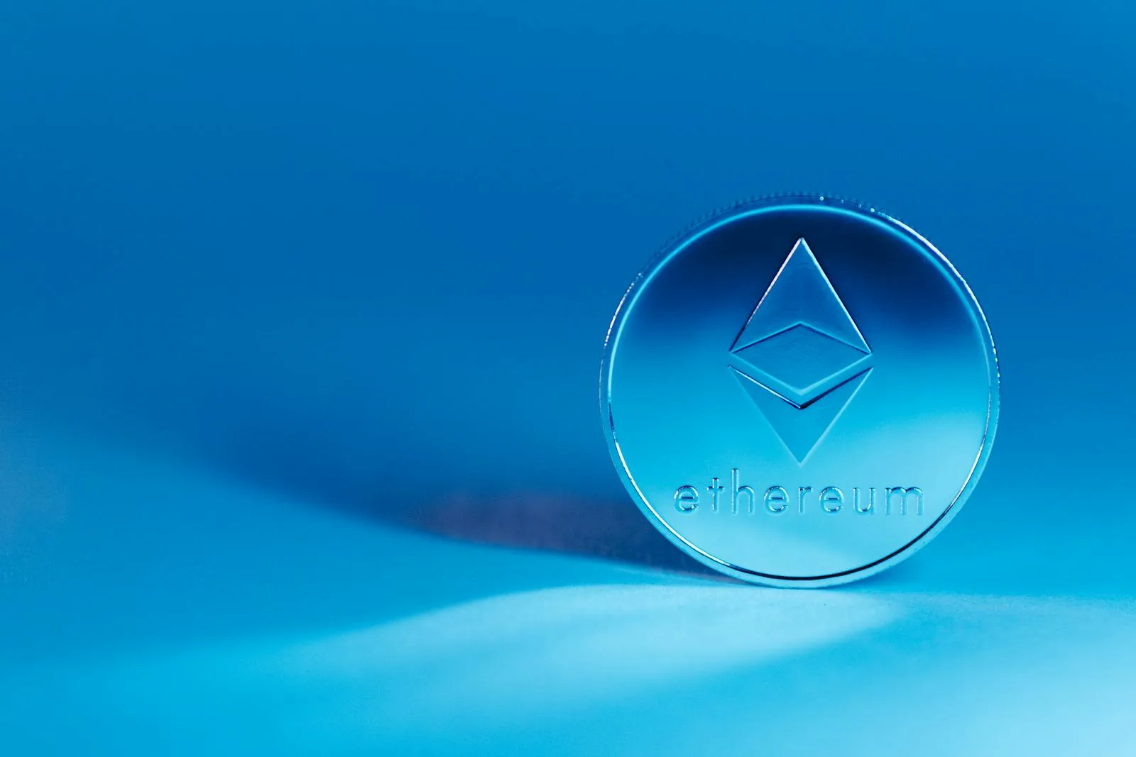Đồng ethereum nền xanh tượng trưng cho các consensus mechanism PoH DPoS BFT