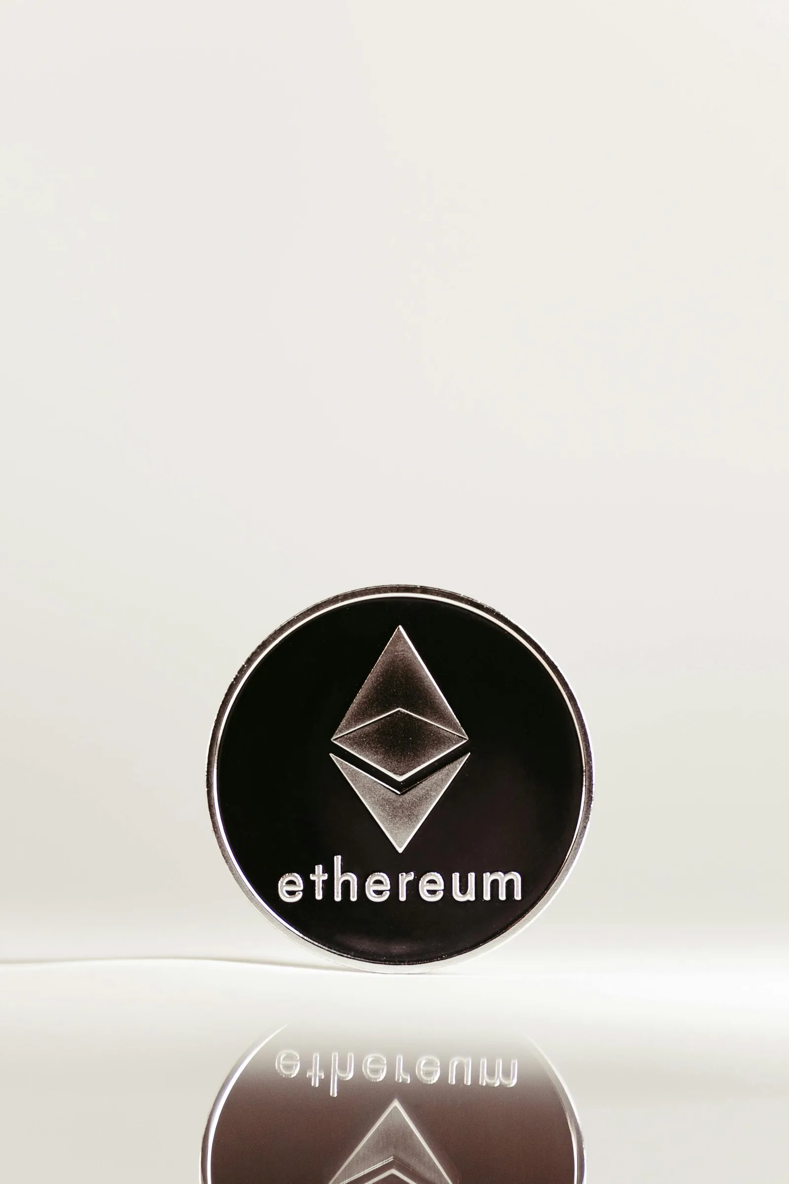 Đồng ETH đen phản chiếu — giá Ethereum và staking APY 2026