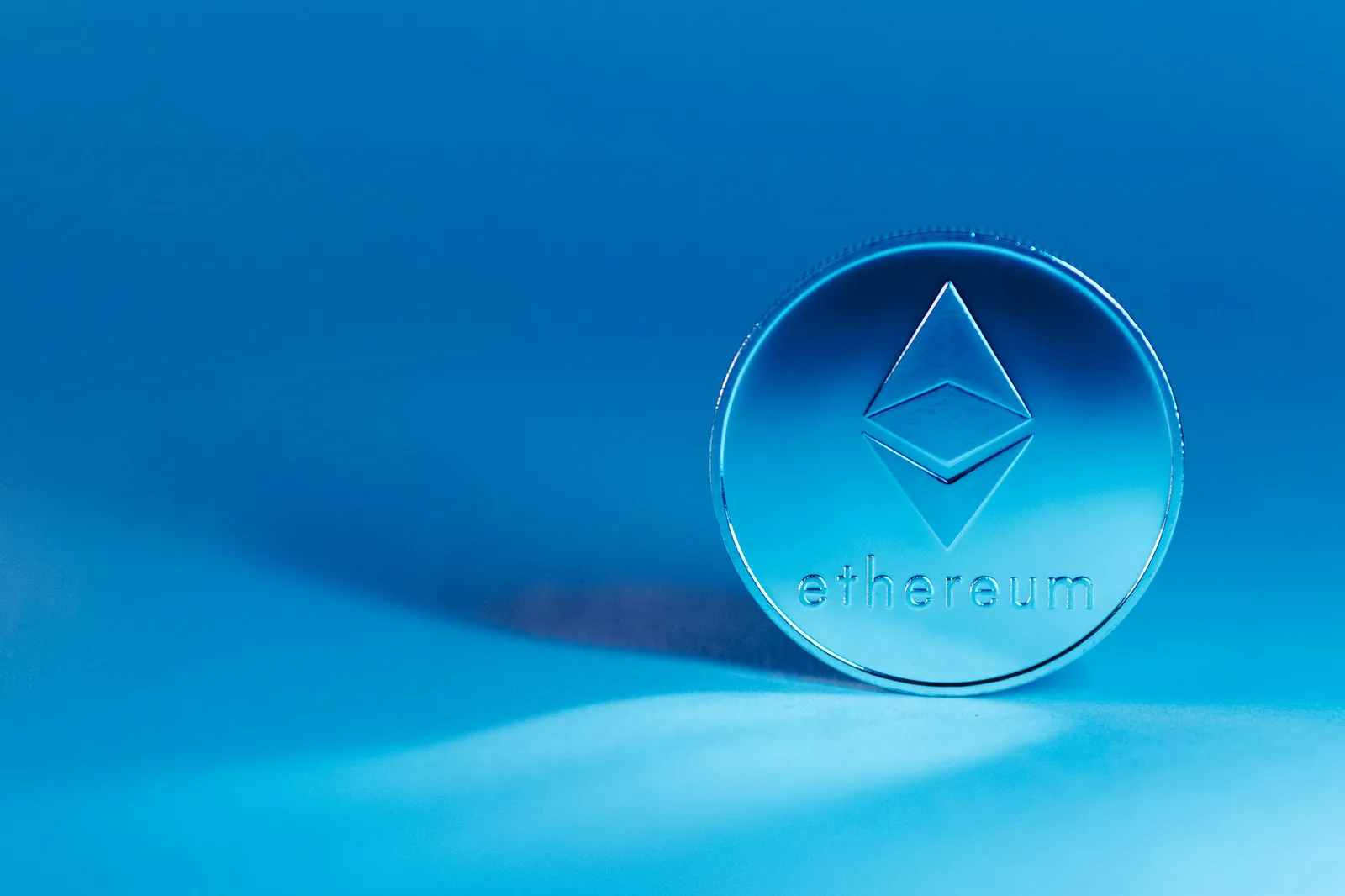 Đồng ETH màu xanh — nền tảng Ethereum với Proof of Stake và smart contract EVM