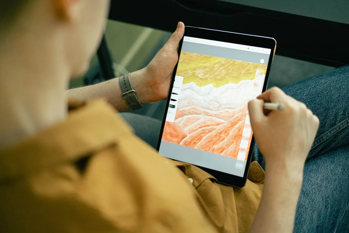 Đánh giá NFT collection - digital art trên tablet