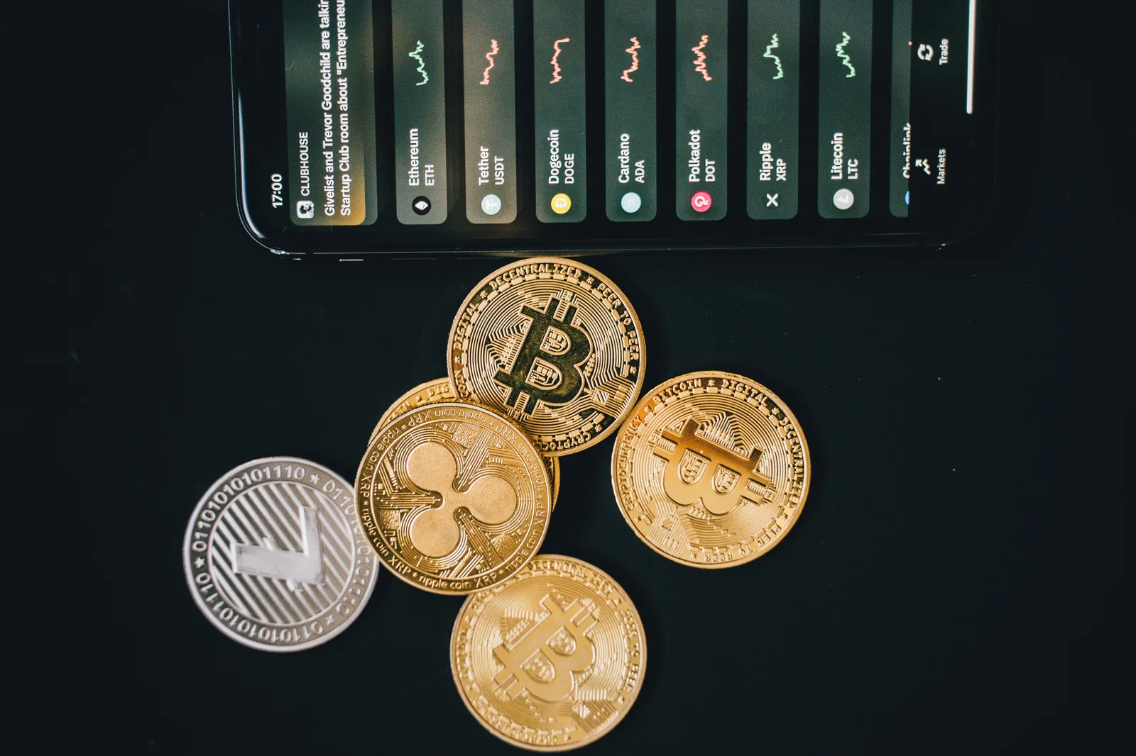 Đồng coin crypto và smartphone hiển thị giá thị trường — dữ liệu GameFi 2025