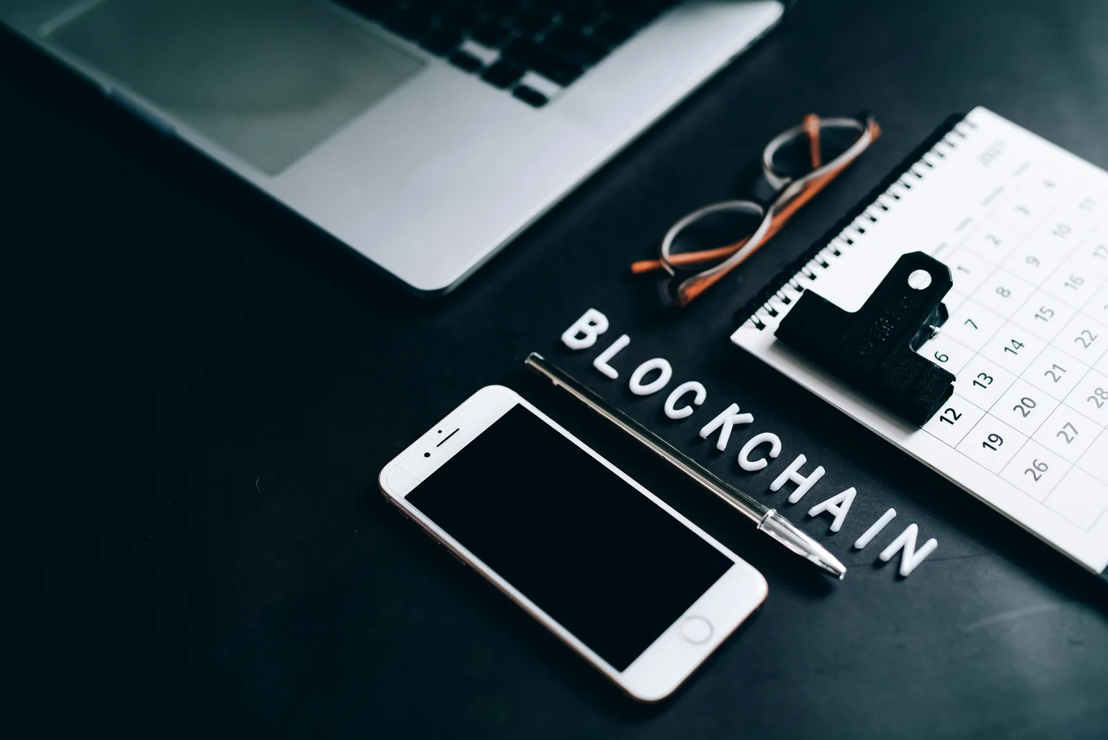 Các governance token hàng đầu DeFi như UNI MKR COMP CRV