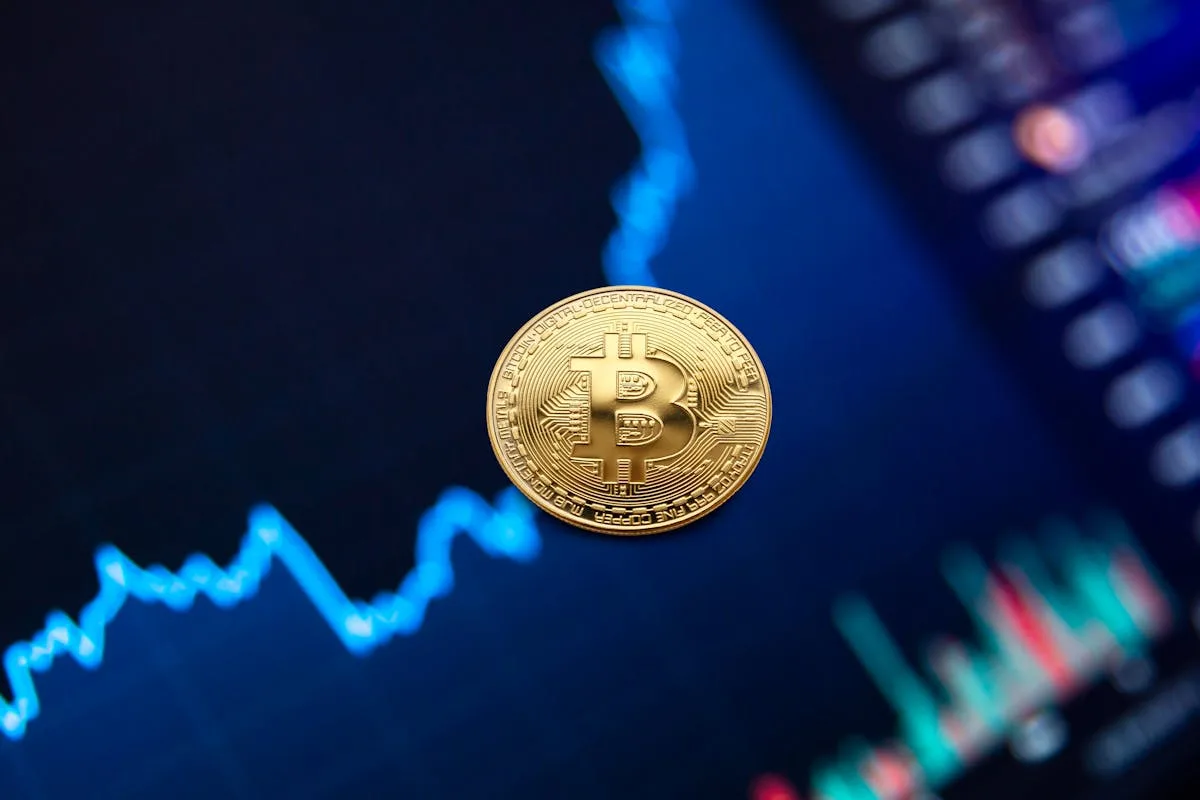 Cơ chế kỹ thuật hard fork blockchain — nodes cũ reject block mới, chain tách thành 2 nhánh độc lập
