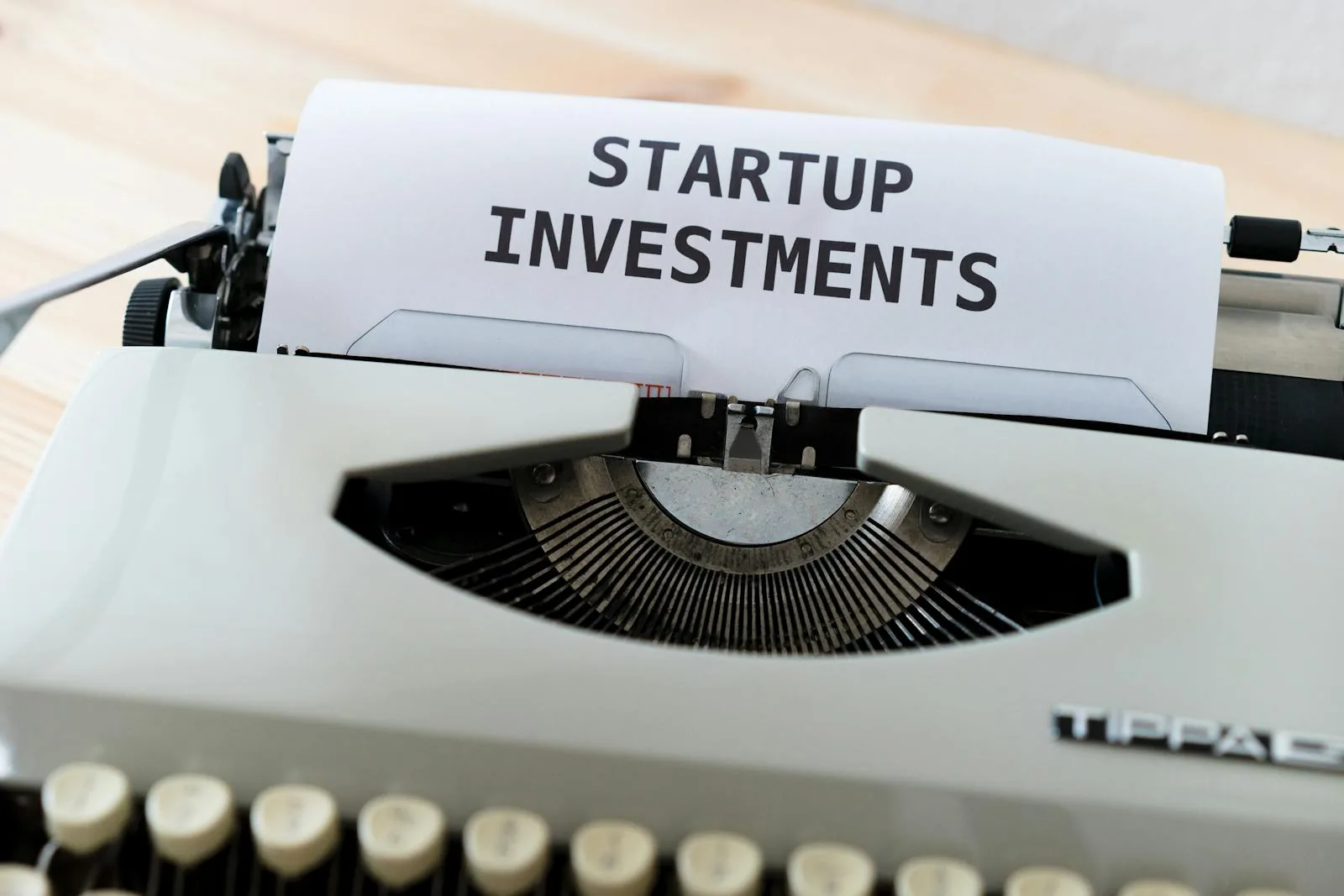 Máy đánh chữ in STARTUP INVESTMENTS tượng trưng cho ICO huy động vốn