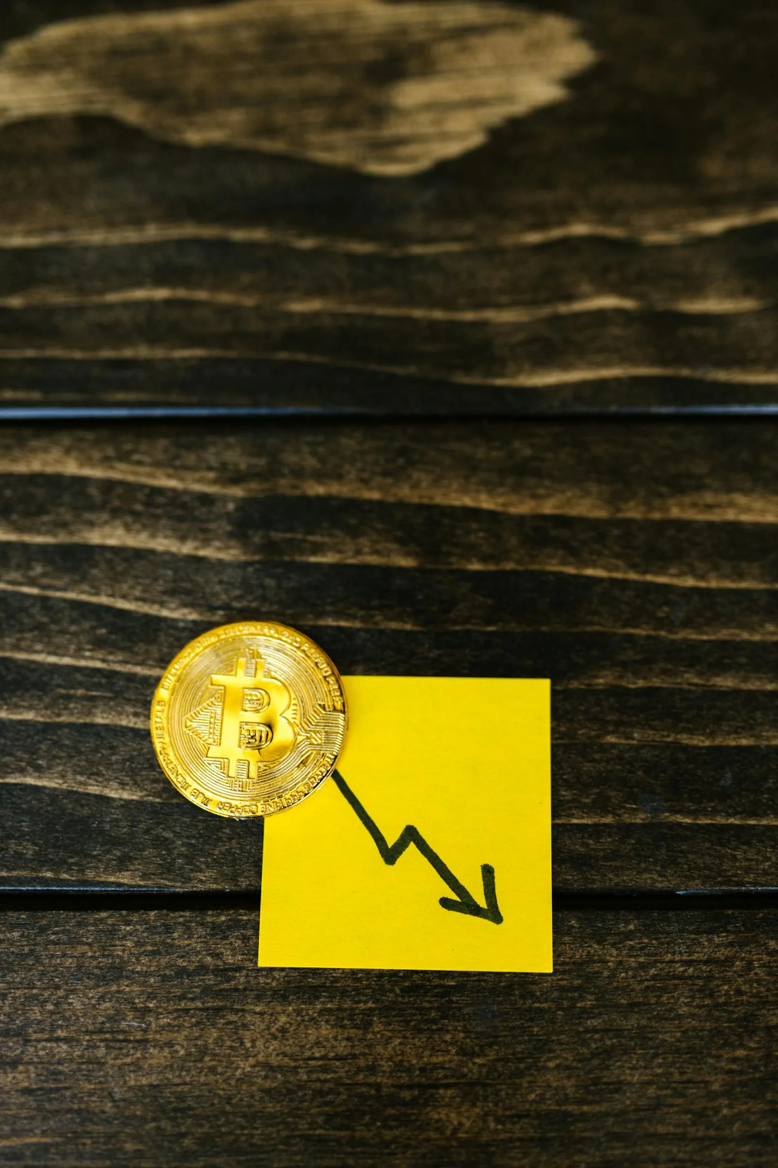Đồng Bitcoin vàng bên mũi tên đi xuống tượng trưng cho impermanent loss rủi ro LP