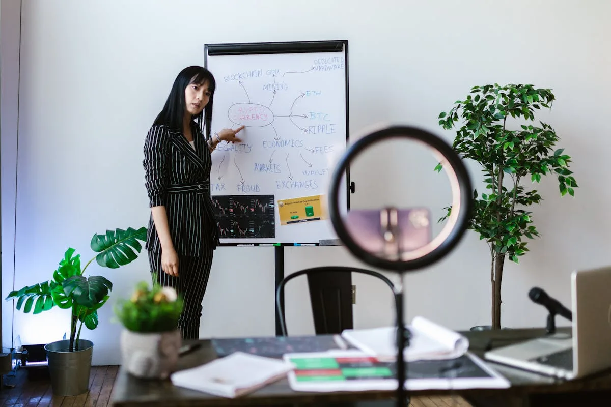 Chọn marketplace NFT - người phụ nữ giải thích crypto blockchain
