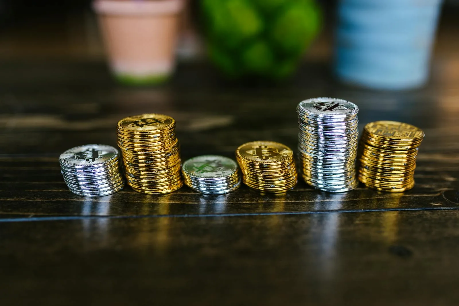 Các đồng coin crypto được xếp thành chồng - max supply và rủi ro đầu tư