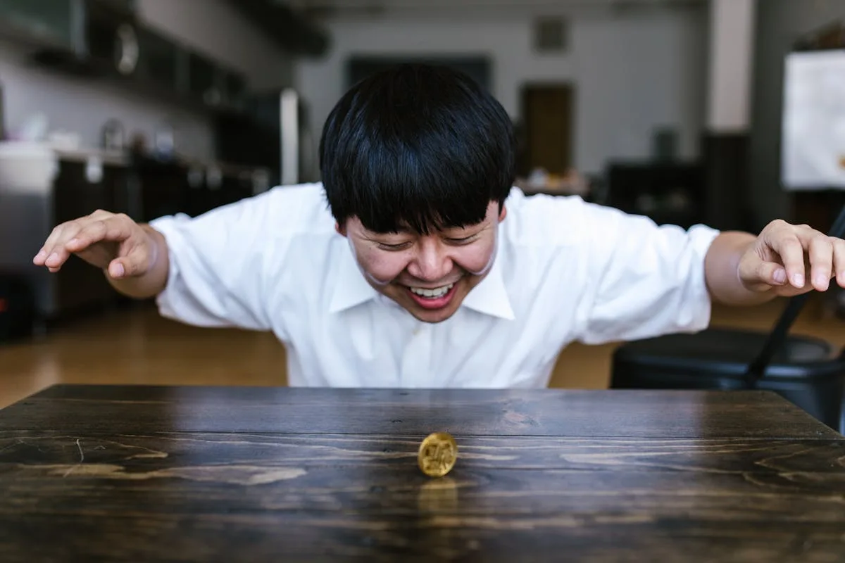 Metaverse Việt Nam tương lai - người đàn ông hào hứng nhìn đồng Bitcoin trên bàn