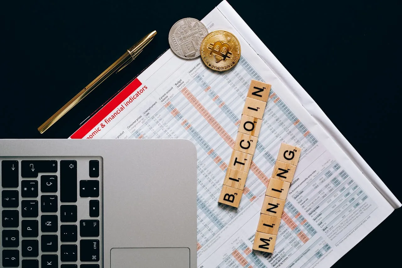 Chữ Bitcoin Mining bằng ô chữ Scrabble trên tài liệu tài chính tượng trưng cho cơ chế PoW