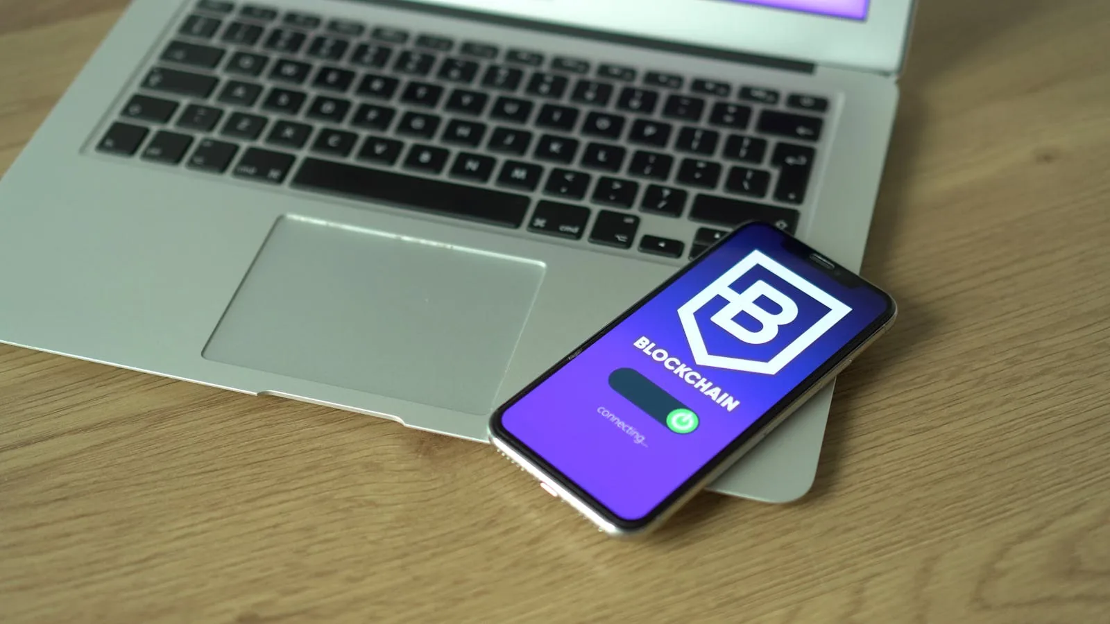 Điện thoại blockchain trên laptop tượng trưng cho full node light node archive node