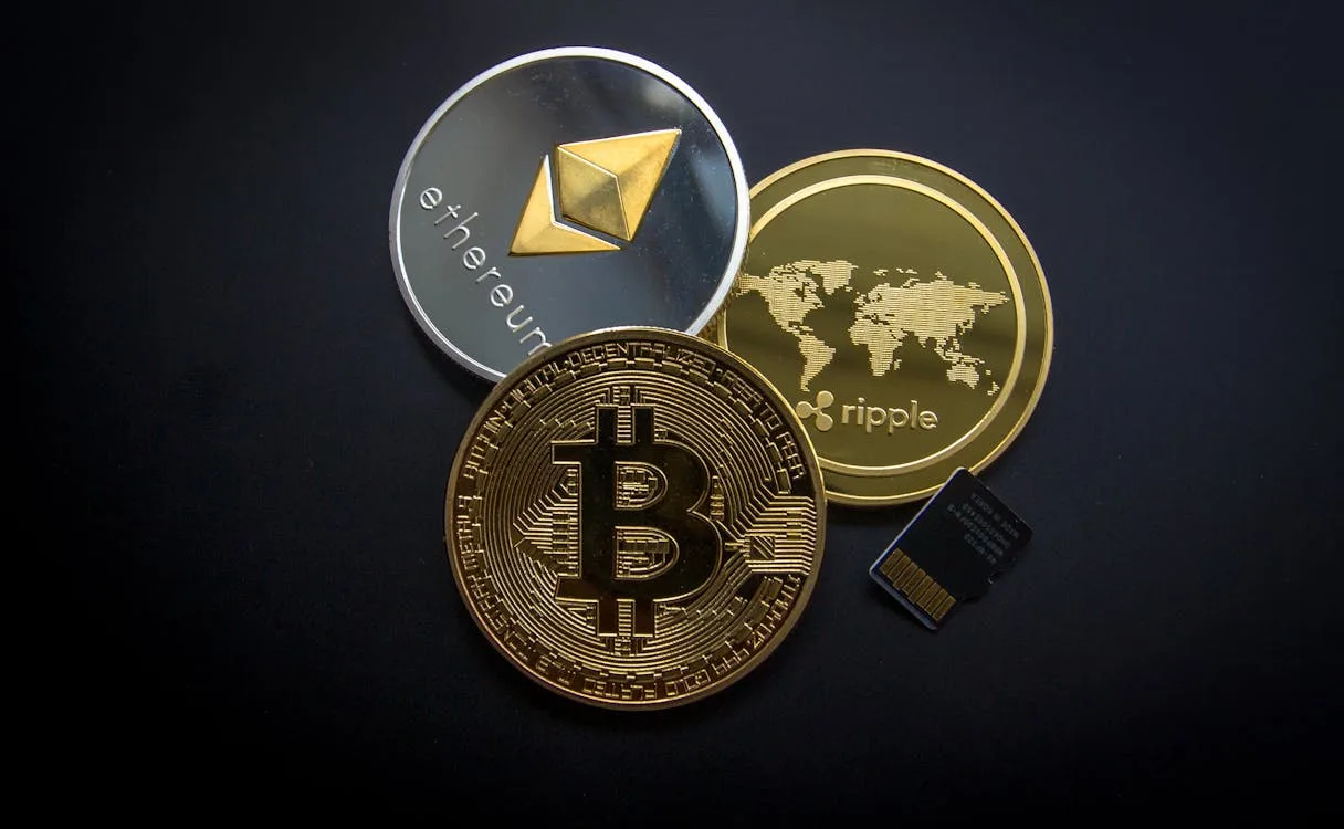 Bitcoin Ethereum Ripple coins - công cụ on-chain analytics Glassnode Nansen