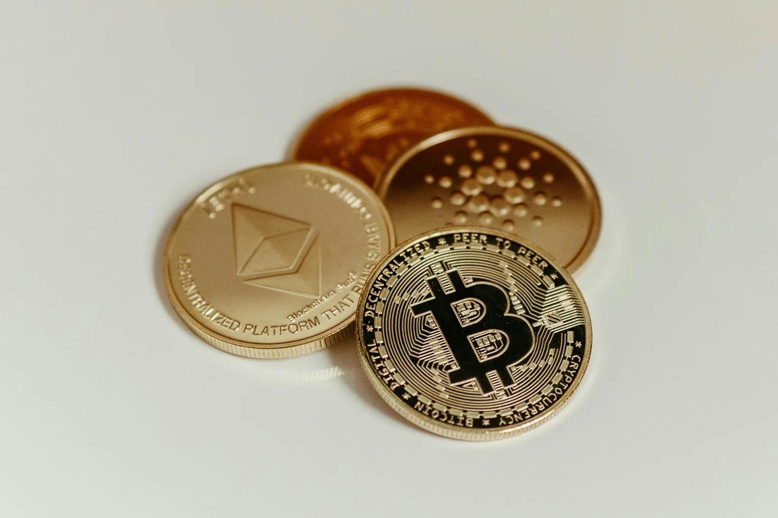 Các đồng coin tiền mã hóa Bitcoin, Ethereum, Cardano — token reward trong game P2E