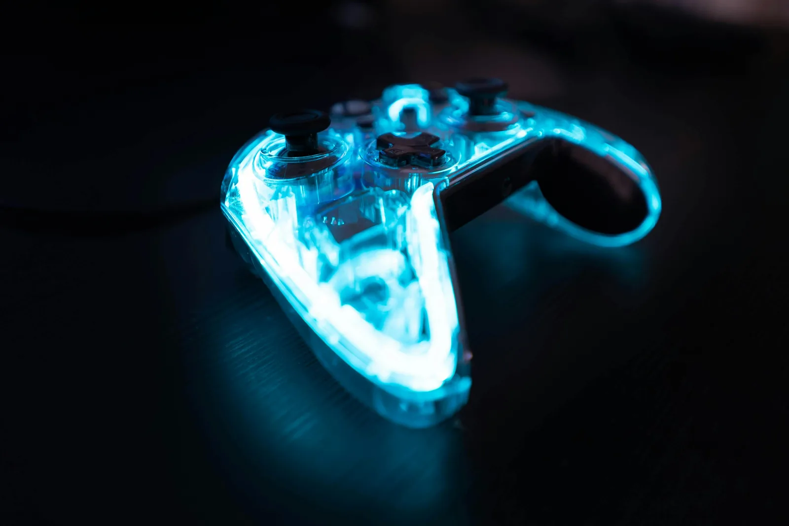 Tay cầm game phát sáng neon xanh — biểu tượng blockchain game P2E