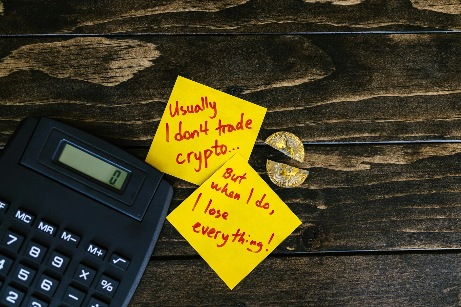 Sticky note hài hước về rủi ro mất tiền crypto — minh họa nguy cơ rug pull trong P2E