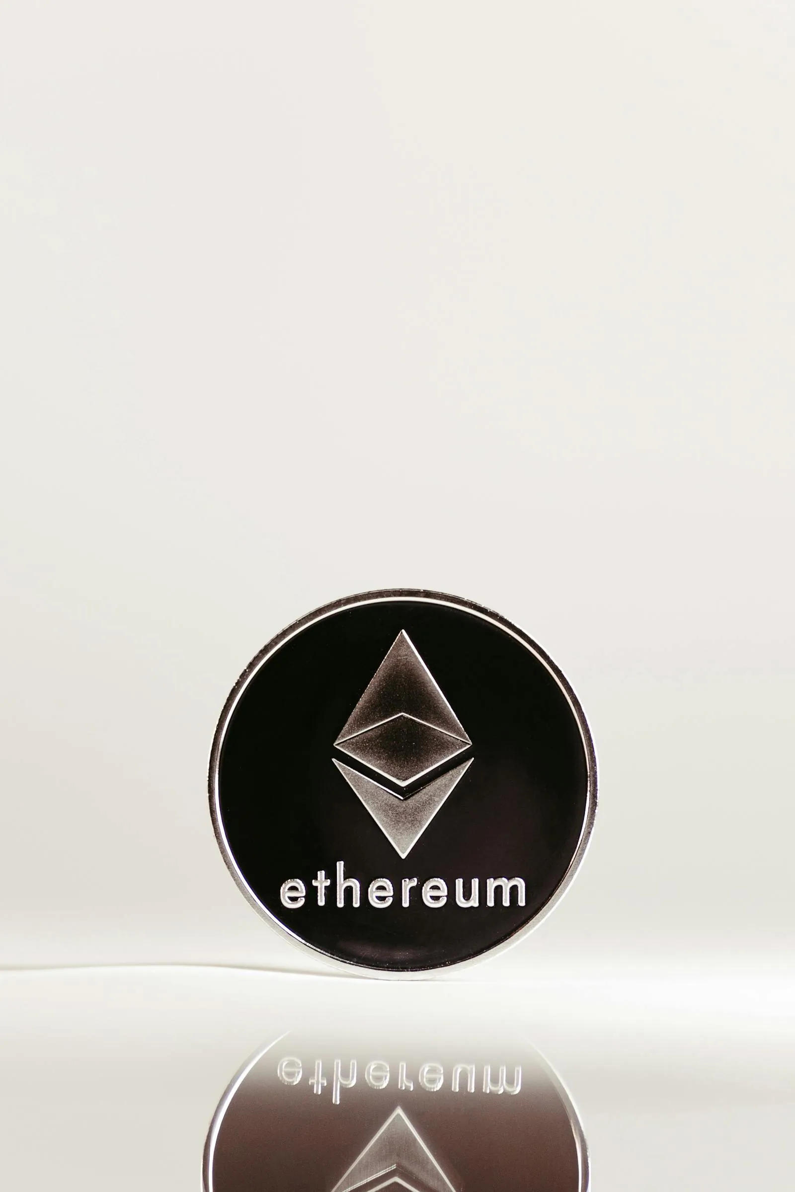 Đồng Ethereum nền trắng tượng trưng cho validator staking 32 ETH Proof of Stake