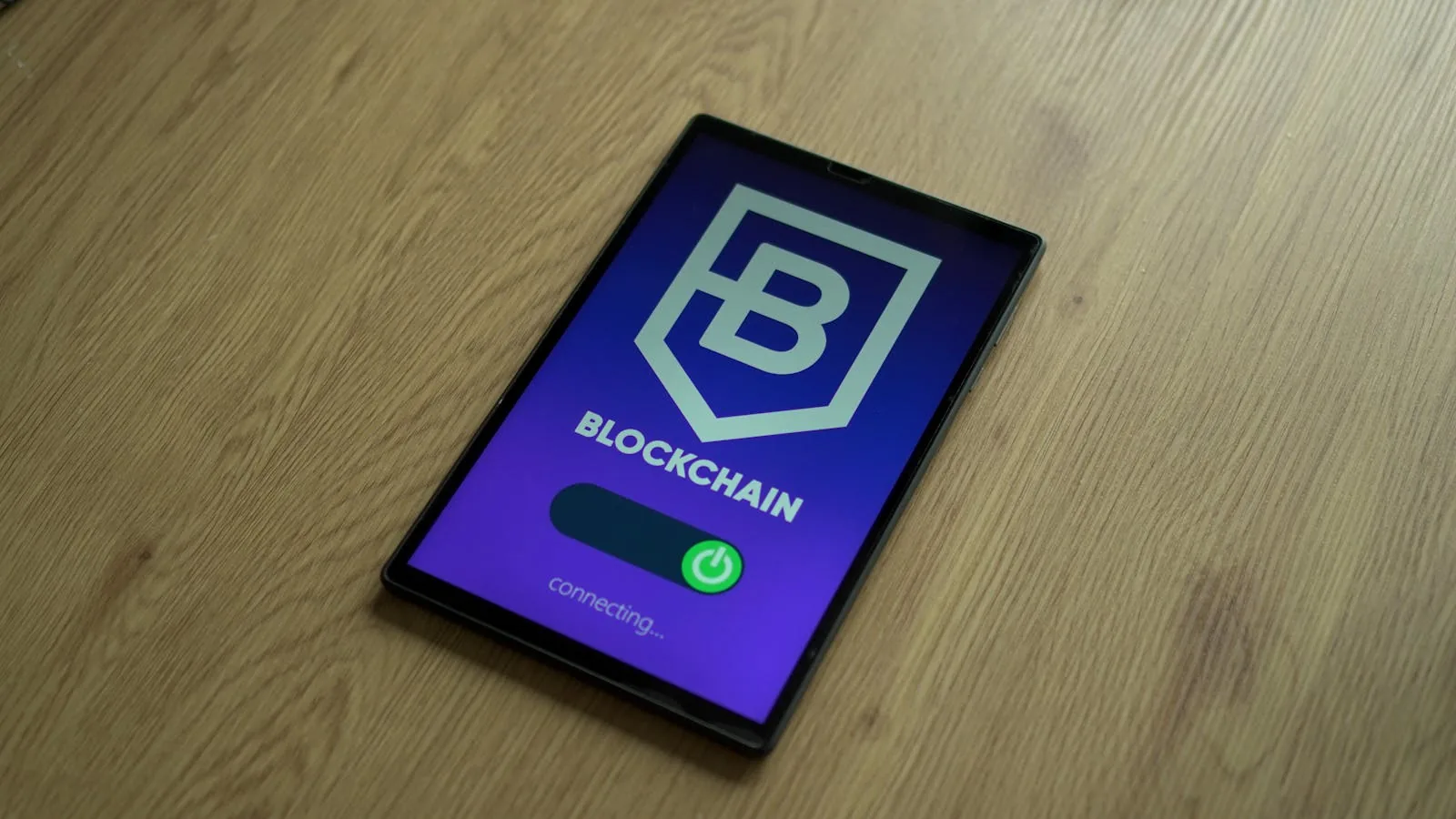Tablet Blockchain connecting tượng trưng cho bảo mật Proof of Work và 51% attack