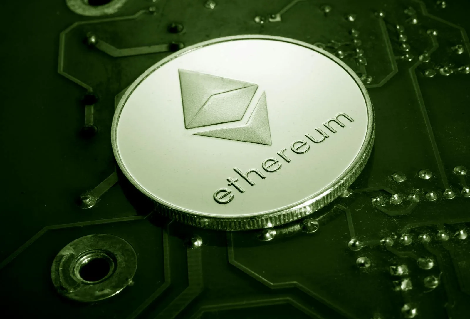 Đồng Ethereum trên circuit board tượng trưng cho so sánh Proof of Work vs Proof of Stake