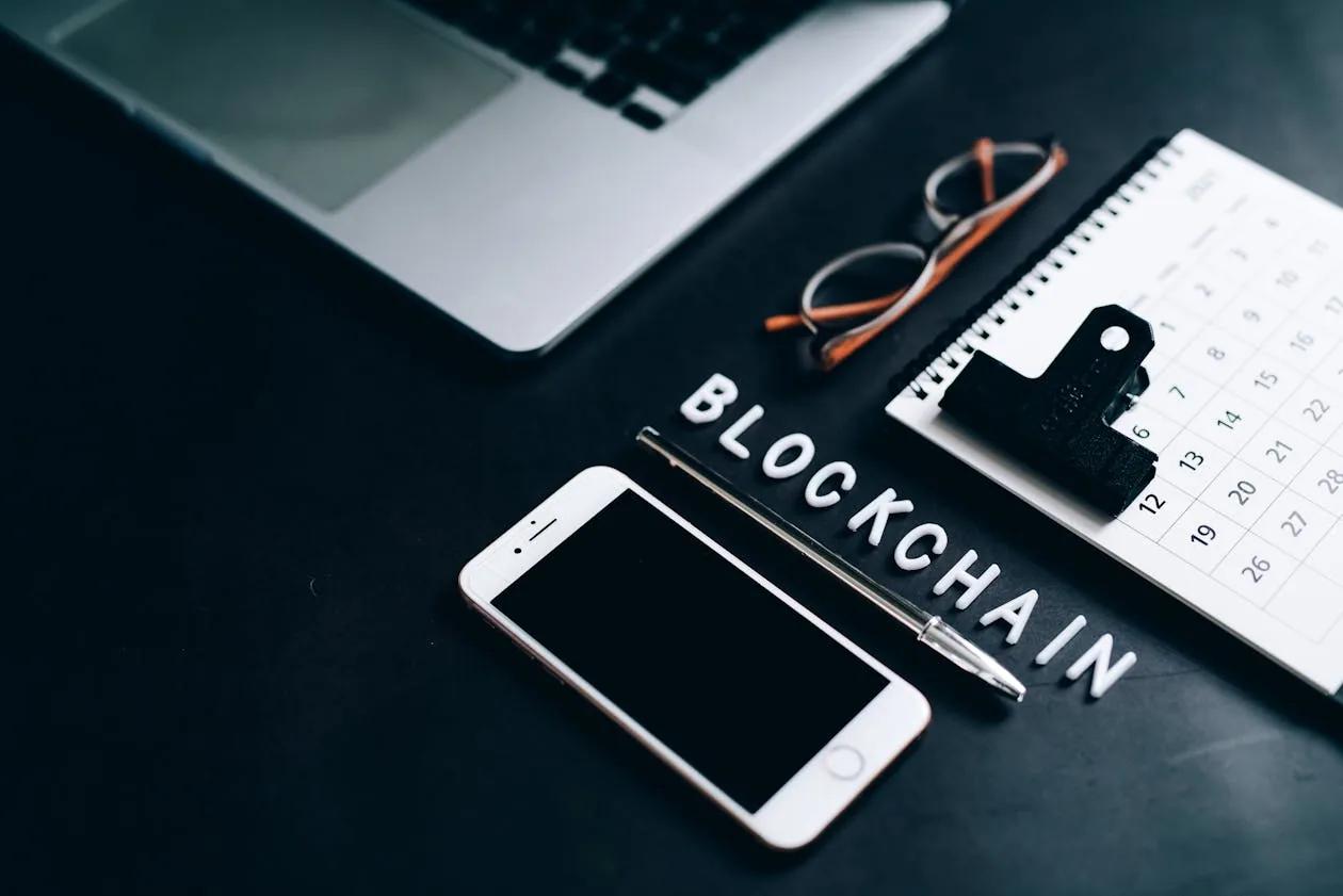 Bàn làm việc với chữ BLOCKCHAIN smartphone laptop tượng trưng cho Optimistic vs ZK Rollup