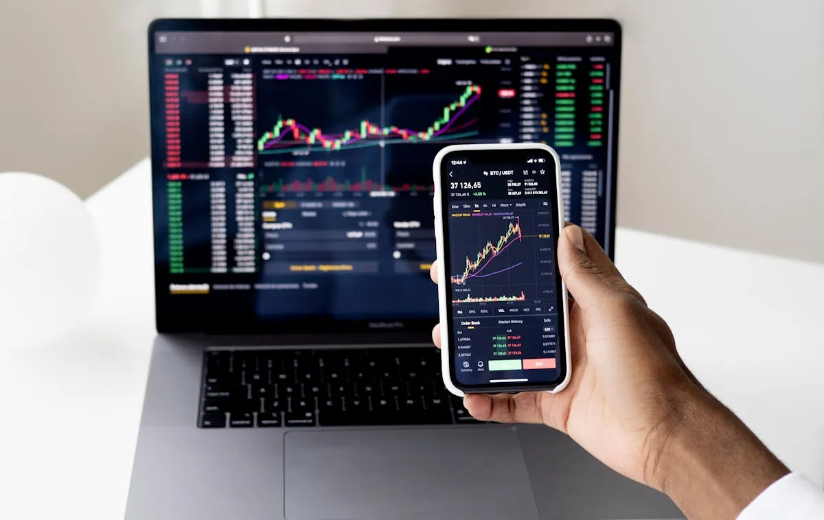 NFT marketplace trading trên điện thoại và laptop