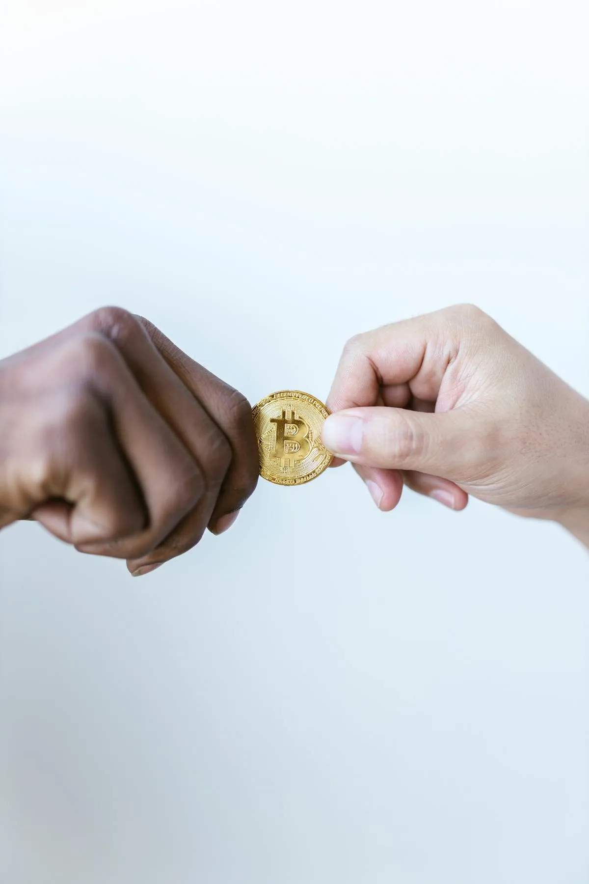 Royalty NFT cơ chế - hai tay trao đổi Bitcoin