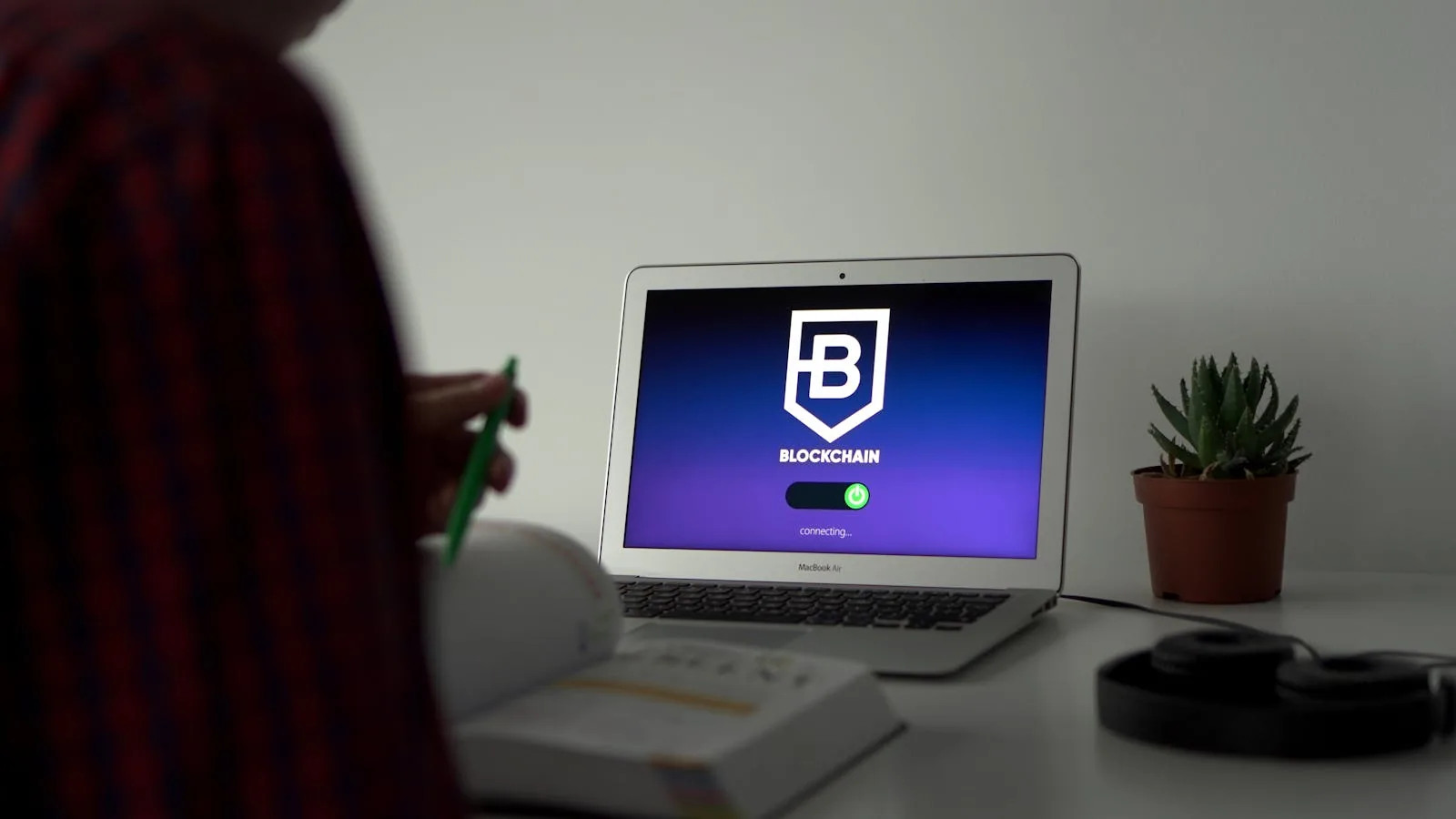 MacBook Air hiển thị app Blockchain đang kết nối, minh họa chuẩn BIP-39 và HD wallet derivation path