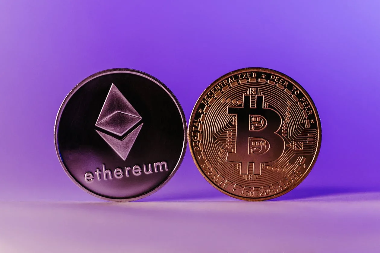 Đồng Ethereum Bitcoin trên nền tím tượng trưng cho rủi ro bảo mật sidechain so với Layer 2