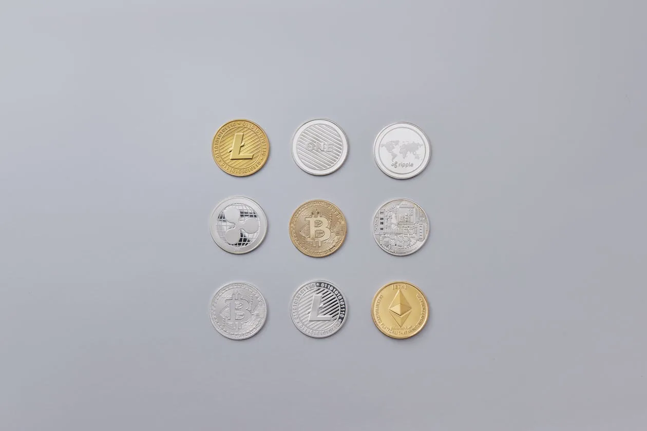 Nhiều đồng coin crypto trên nền xám tượng trưng cho two-way peg bridge cơ chế sidechain