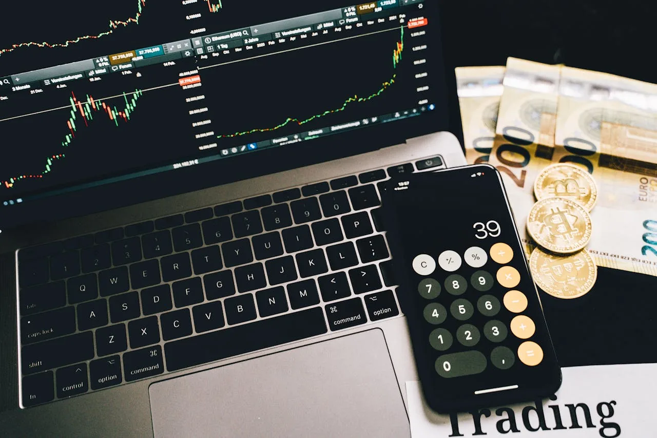 Laptop trading chart và bitcoin - nguyên nhân và cách kiểm soát slippage