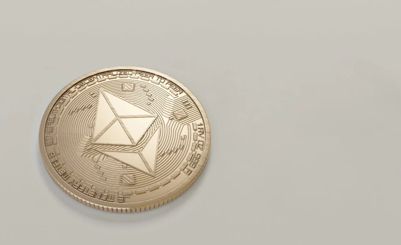 Đồng Ethereum vàng trên nền trắng tượng trưng cho cơ chế Proof of Stake validator