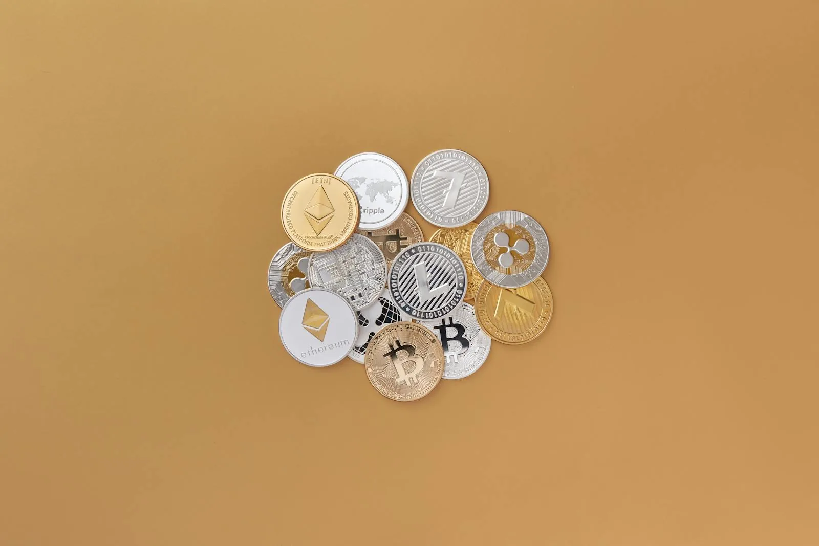Nhiều loại đồng coin crypto bao gồm Bitcoin ETH LTC XRP Ethereum trên nền vàng, minh họa phân loại các loại token theo chức năng