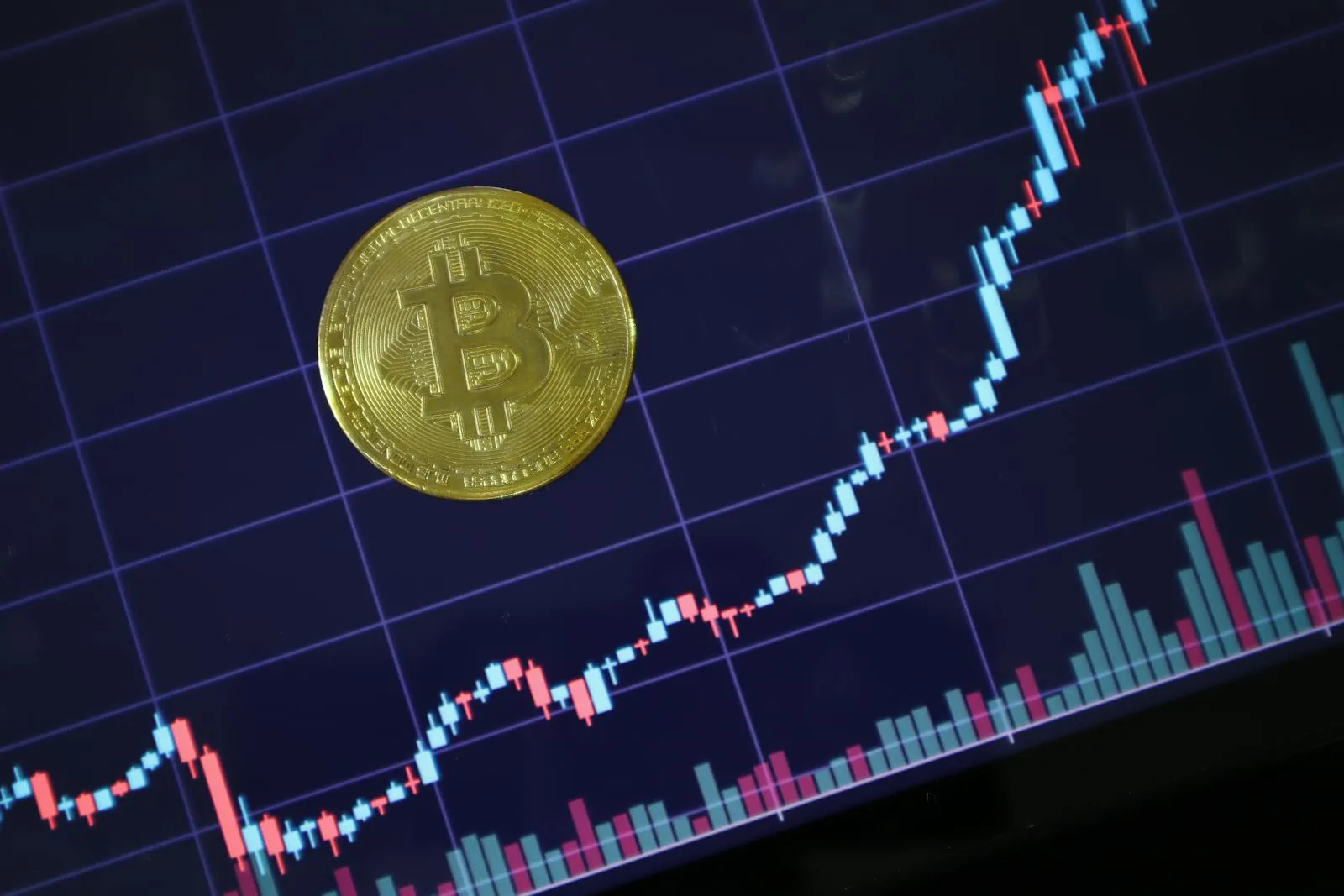 Phân bổ token và vesting schedule tạo áp lực bán trong tokenomics