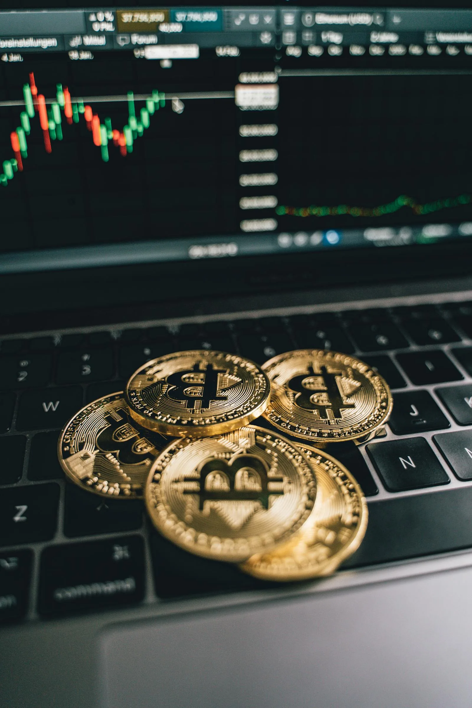 Công thức tính TVL Total Value Locked với đồng Bitcoin và biểu đồ giá crypto