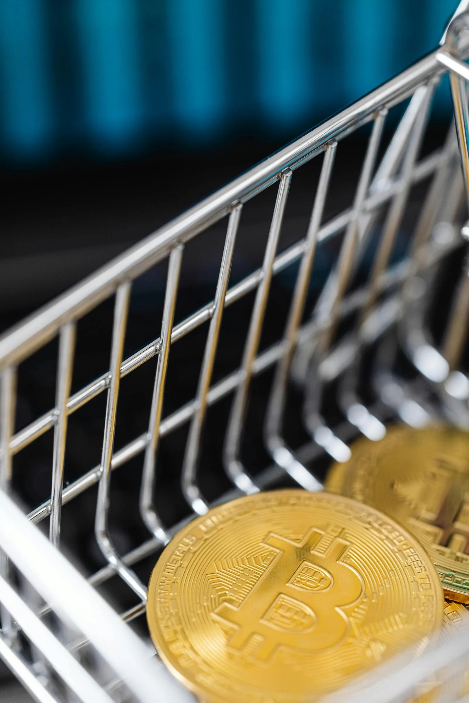 Bitcoin trong giỏ hàng minh họa rủi ro đầu tư DeFi chỉ dựa vào TVL