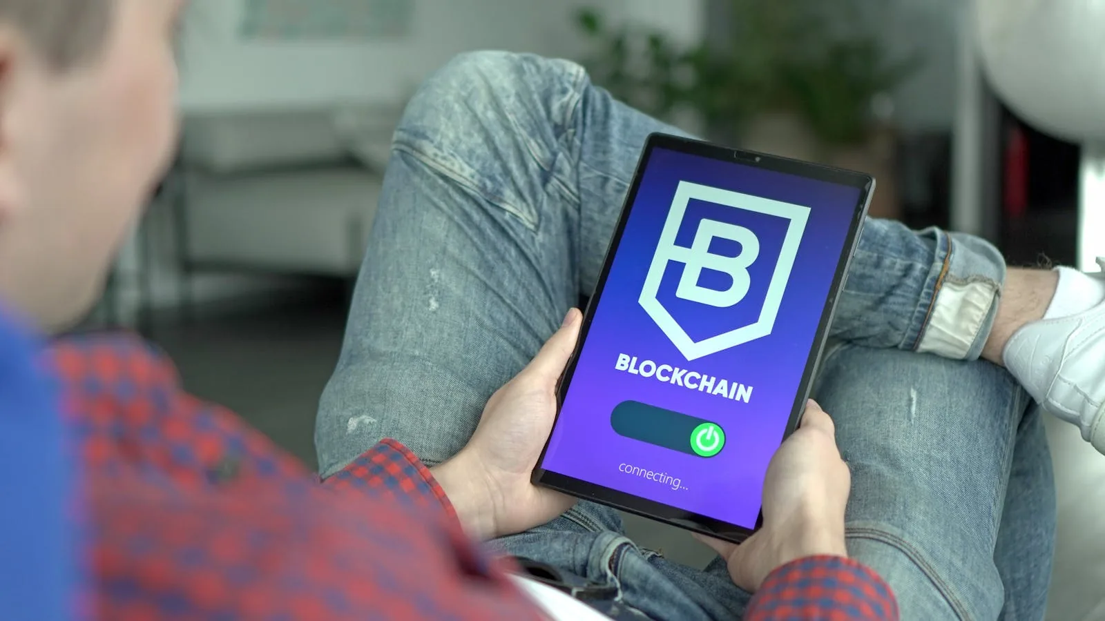 Người cầm tablet Blockchain connecting tượng trưng cho cách trở thành Ethereum validator