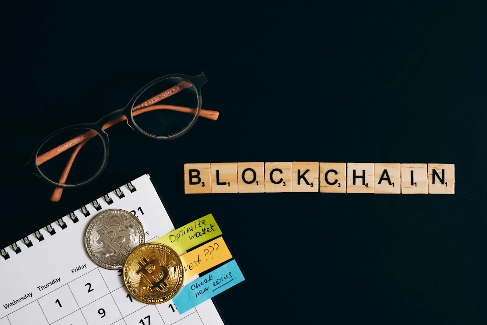 Chữ BLOCKCHAIN scrabble kính calendar bitcoin tượng trưng cho vai trò validator propose attest block