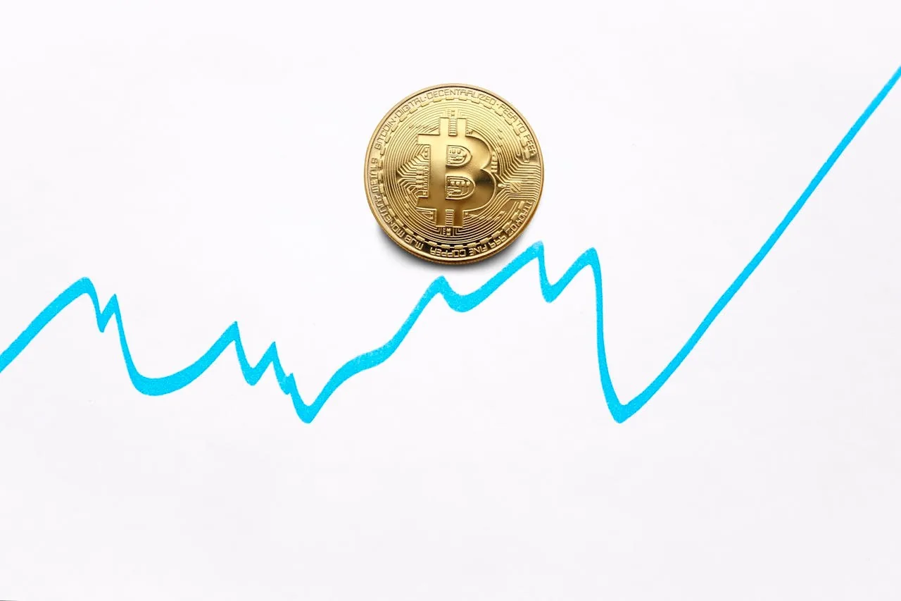 Đồng Bitcoin vàng trên đường biểu đồ xanh tượng trưng cho tăng trưởng DeFi Summer 2020
